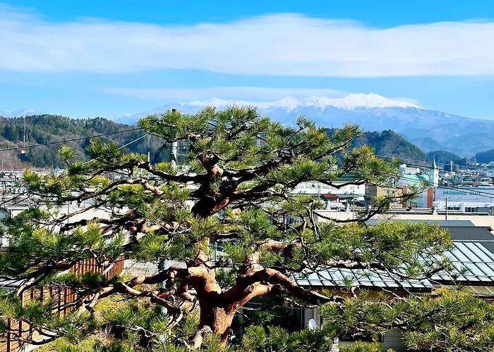 吉祥莊位于高山市内 有一千平方的园林 可远眺日本的阿尔卑斯山脉 四季景色绝佳 可接待9人入住 免费停车