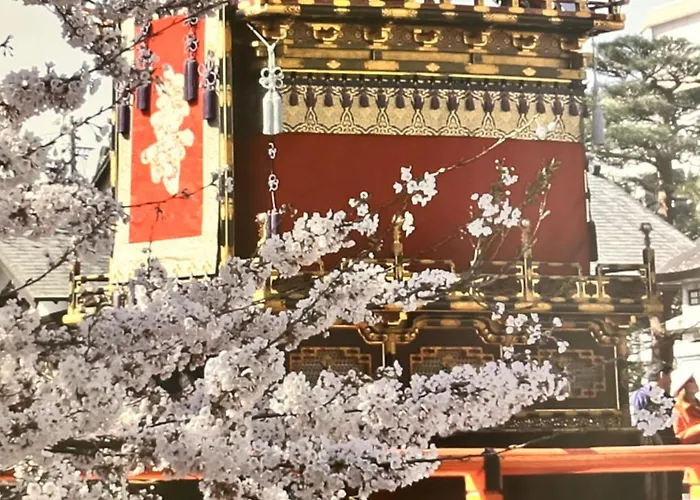 吉祥莊位于高山市内 有一千平方的园林 可远眺日本的阿尔卑斯山脉 四季景色绝佳 可接待9人入住 免费停车